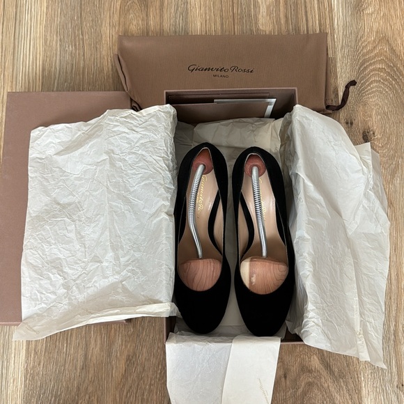 Gianvito Rossi Black Suede Pump - Excellent Comdition - Picture 5 of 5